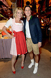 Maria Höfl-Riesch mit Mann Marcus Hoefl  / 184. Oktoberfest 2017 in München - Almauftrieb in Käfer s Wiesn-Schänke ©Foto. W. Breiteneicher für Edition Sportiva
